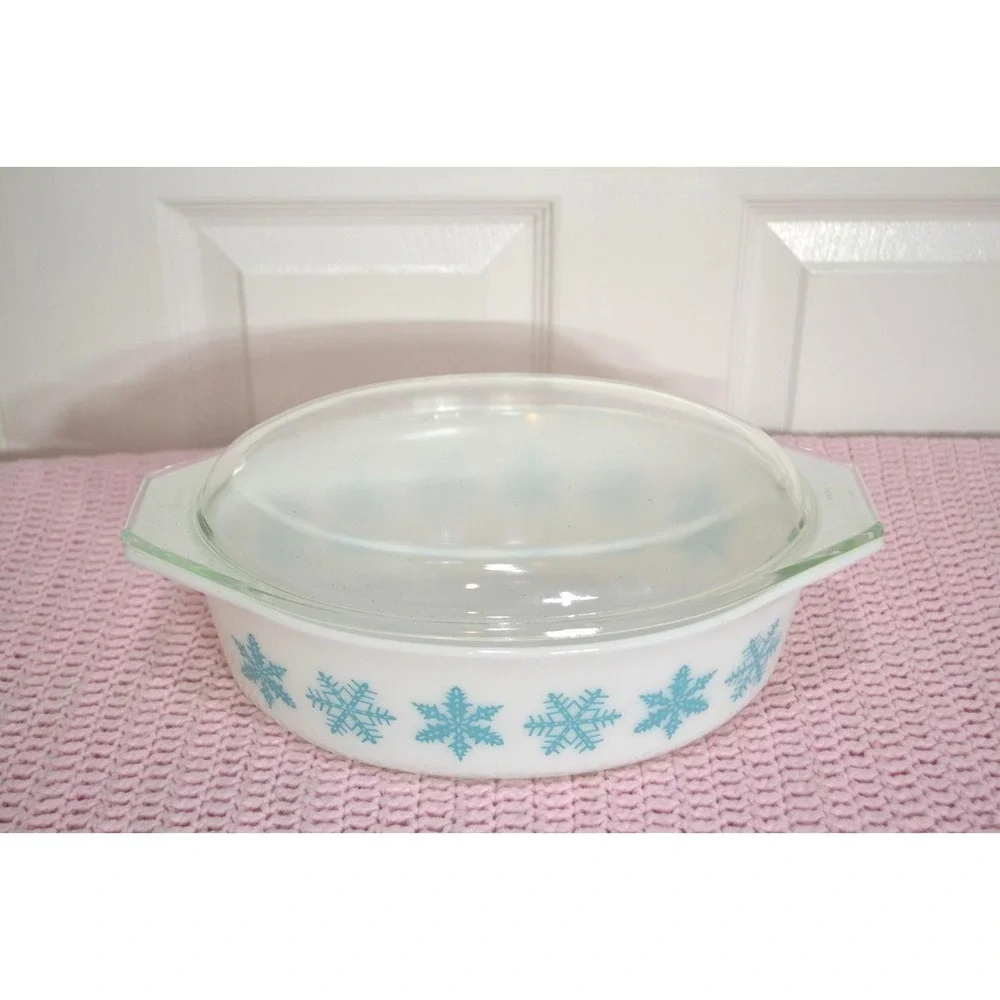 VTG Pyrex Turquoise On White Snowflake Covered Casserole w/ Lid, #045, 2 1/2 Qt